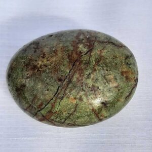 Chrysopraas - handsteen - veel strepen