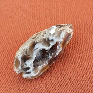 Agaat - geode, het patroon doet denken aan wolken
