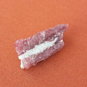 Toermalijn roze - langwerpig ruw stukje