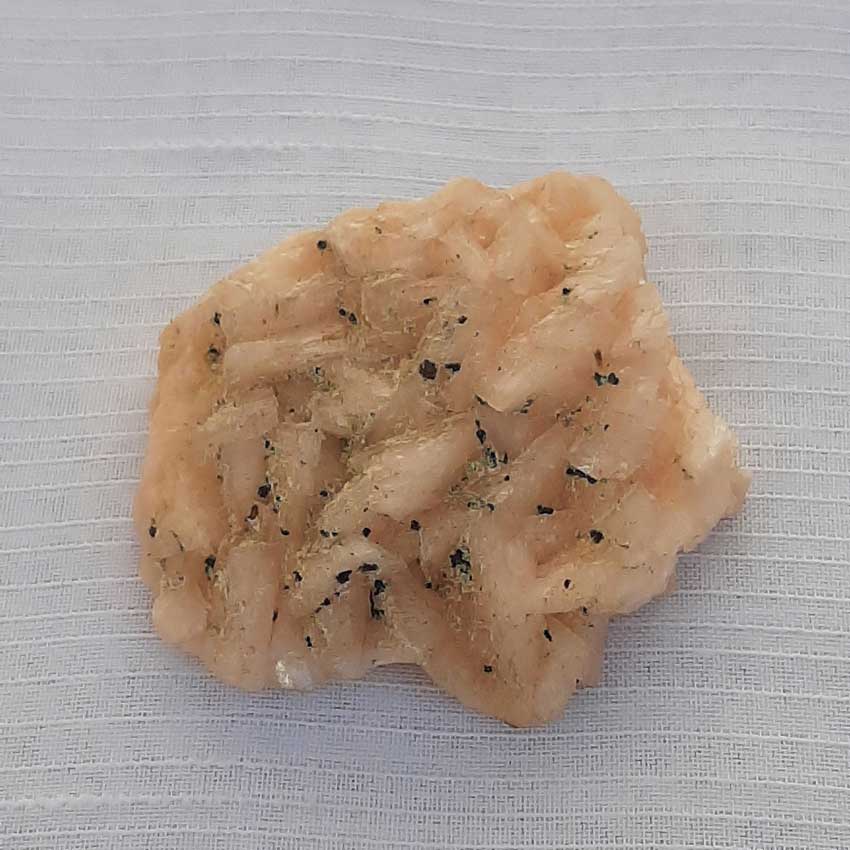 Parel spa dolomiet - met kleine zwarte stipjes