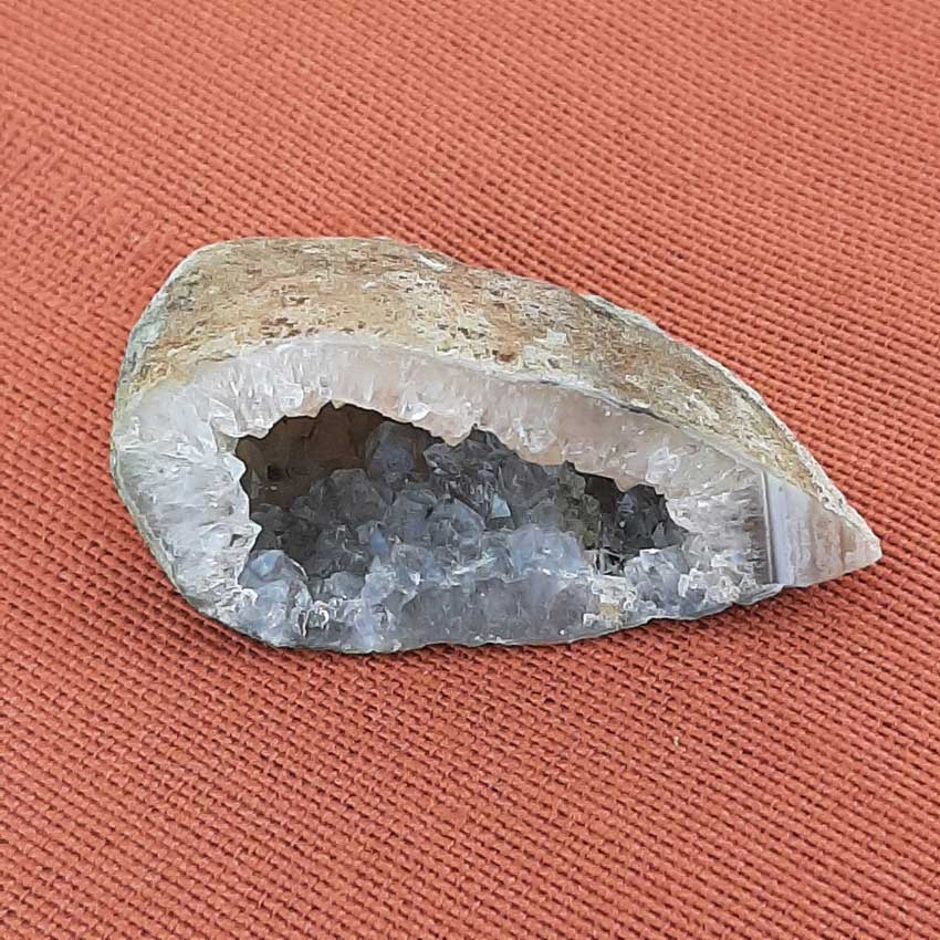 Agaat - geode met prachtige lichte kristallen