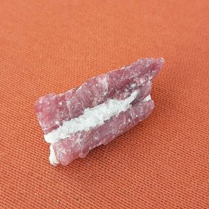 Toermalijn roze - mooi ruw stuk op witte matrix