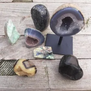 Mineralen en edelstenen half gepolijst